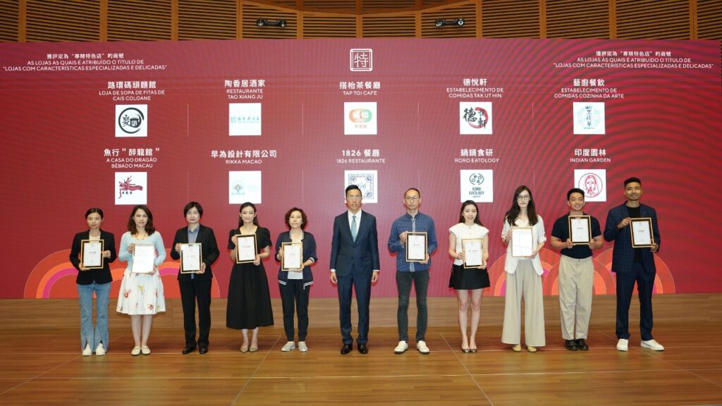 經濟及科技發展局局長邱潤華為“專精特色店＂頒授證書