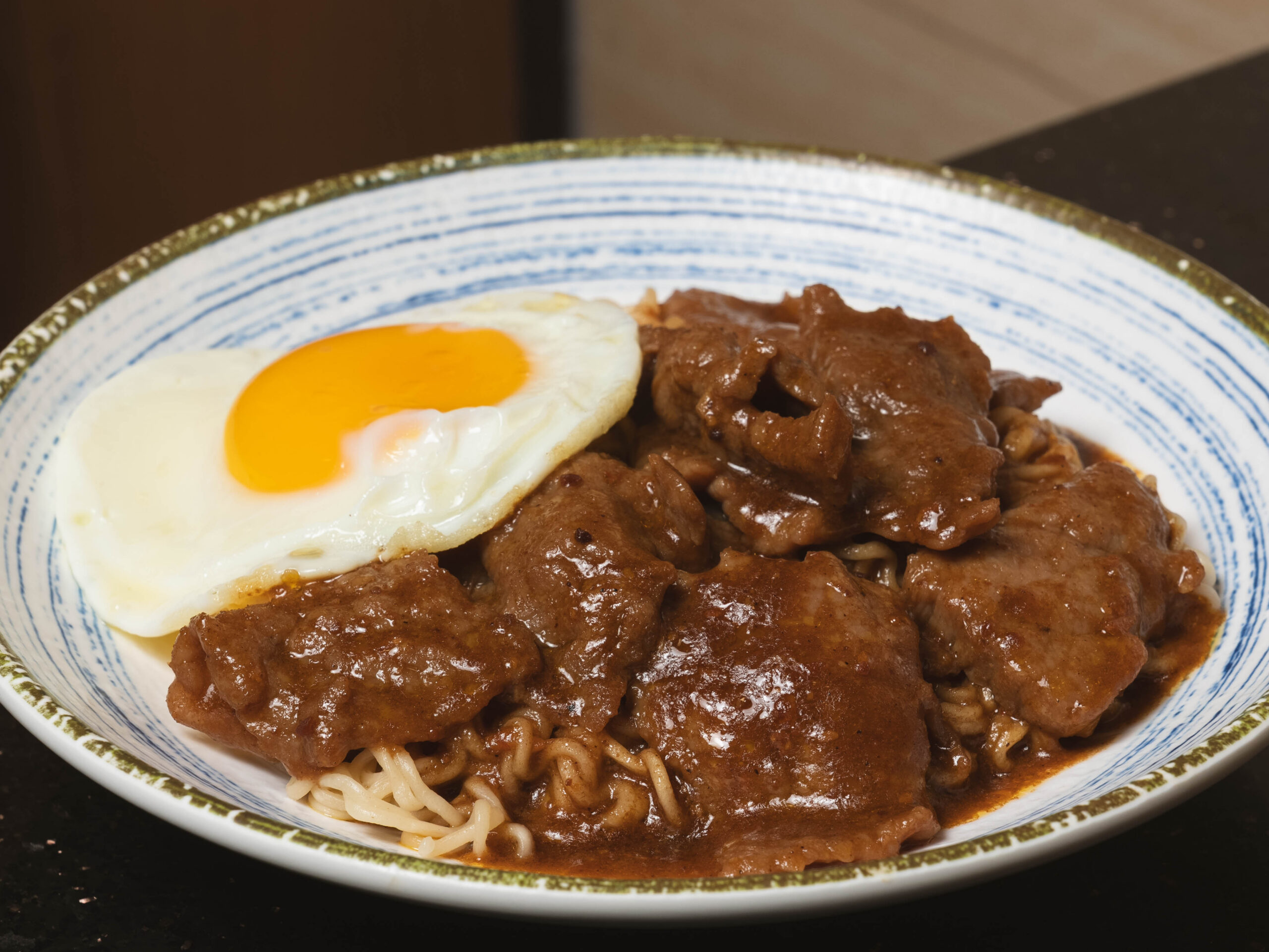 沙爹牛肉雞蛋撈公仔麵