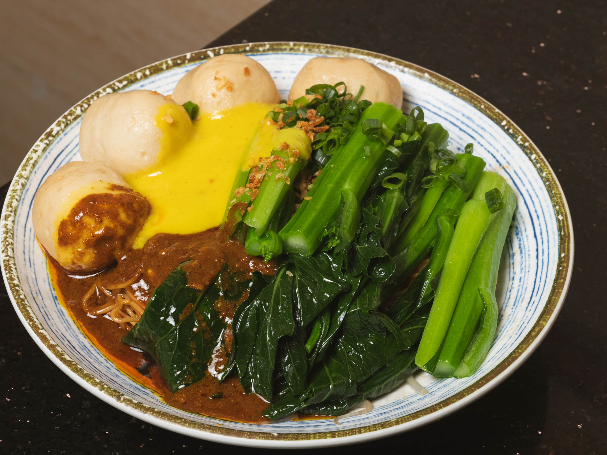 爆漿咸蛋黃魚蛋菜撈麵