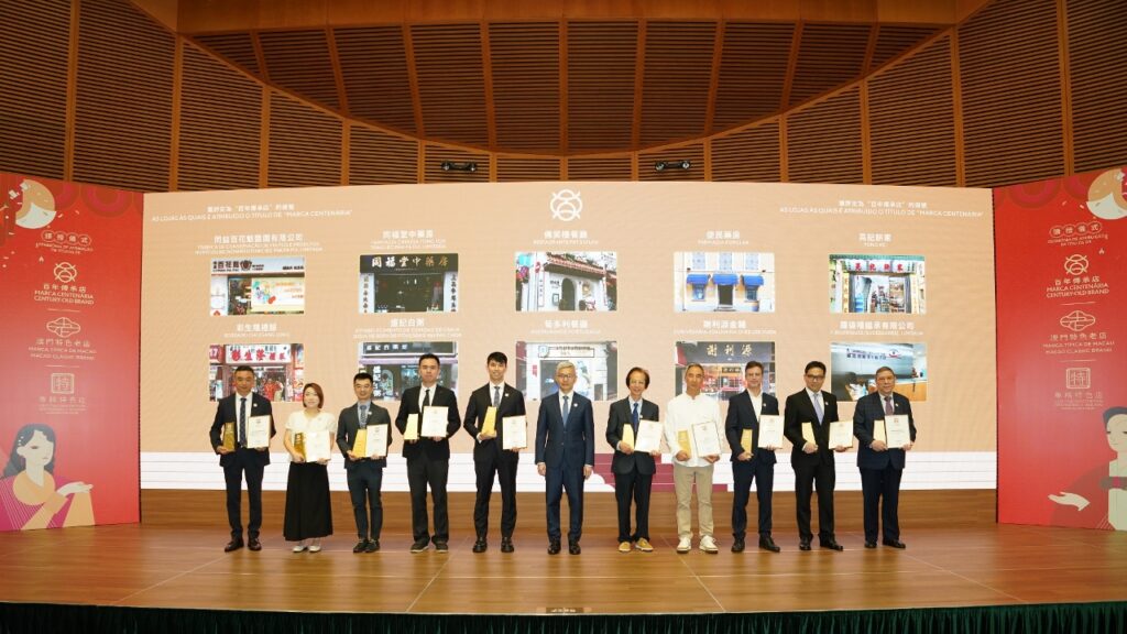 O Secretário para a Economia e Finanças, Tai Kin Ip, atribuiu troféus e certificados de reconhecimento às lojas com título “Marca Centenária”