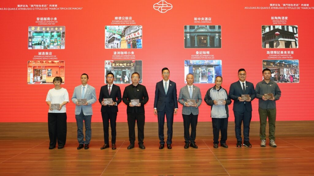 O Director da DSEDT, Yau Yun Wah, atribuiu troféus de reconhecimento às lojas com título “Marca Típica de Macau”